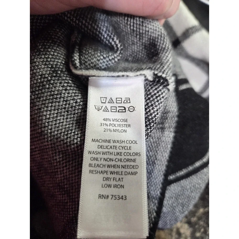 Tahari Sweater‎ Womens Large Black Gray Plaid Boat Neck Soft Knit Pullover Top